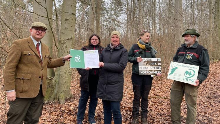 Jetzt ist auch der Lübzer Stadtwald mit dem PEFC-Siegel zertifiziert. Die Urkunde überreichte Arbeitsgruppenleiter Hubertus Ritter vom Kempski an Susanne Richter und Bürgermeisterin Astrid Becker. Mit dabei waren ebenfalls Forstamtsleiterin Dörthe Bokelmann und Revierleiter Hartmut Bengs (v. l.).