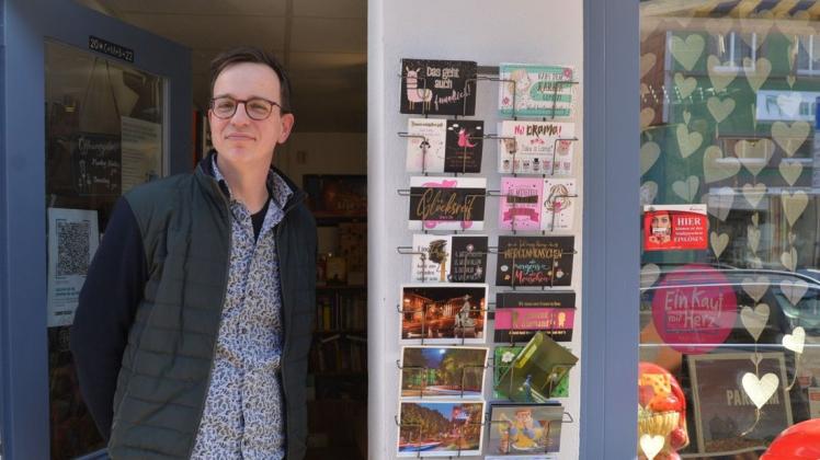„Wir hatten nie vor, vollständig zu schließen!“: Tilo Tambach im Eingang zu seinem Buchladen „reingelesen“ in der Parchimer Innenstadt.