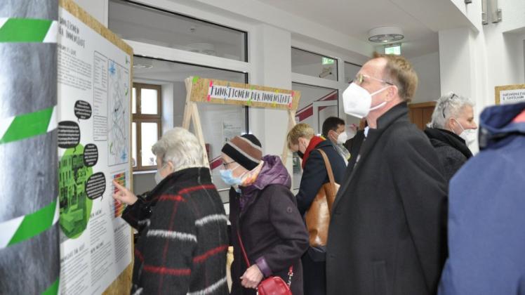Reges Interesse fand die Ausstellung der Perleberger Stadtkomplizen. Unter den Gästen war auch Frank Segebad vom Ministerium für Infrastruktur und Landesplanung.