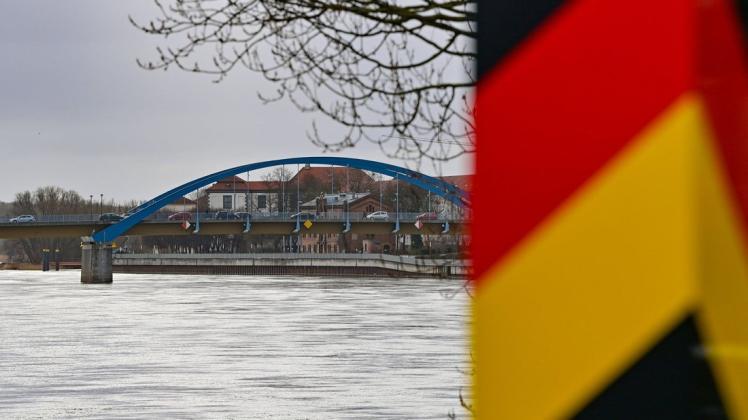 Ein Grenzpfeiler steht am deutsch-polnischen Grenzübergang Stadtbrücke an der Oder. In Frankfurt (Oder) und der polnischen Nachbarstadt Slubice sind bereits die ersten Kriegsflüchtlinge aus der Ukraine eingetroffen. Auch die Prignitz ist vorbereitet.