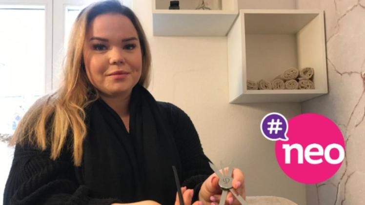 Ein kleines Messer und einen Zirkel braucht Chantal Rausch, um hübsche Augenbrauen zu malen.