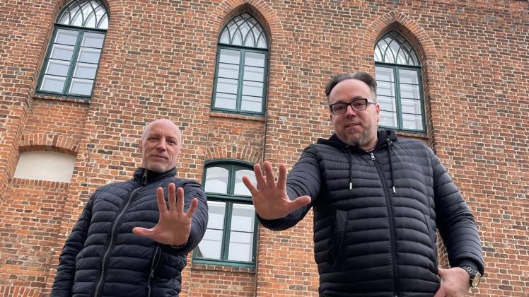 Vor dem Parchimer Rathaus: Olaf Märtin (l.) und Marko Venner. Die Facebookseite für ihre Heimatstadt wird zwei Handvoll Jahre alt – Zehn.