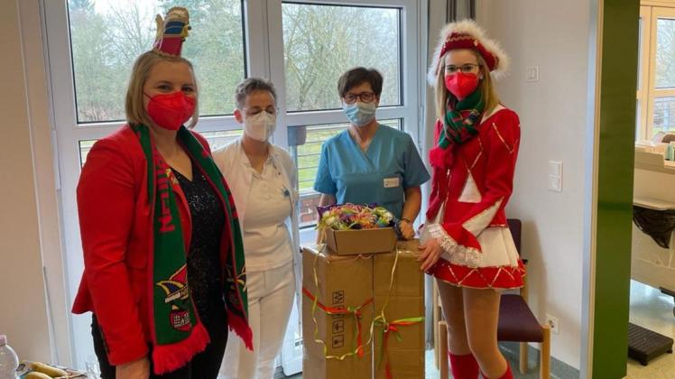 Noch verpackt und mit Papierschlangen verziert, warten die zwei Weihnachtsbäume, die Heike Pink und Constanze Schmidt (l. und r.) vom NCC nach Hagenow ins Krankenhaus brachten, nun darauf, bei den Kleinsten im Advent für Strahlen in den Augen zu sorgen.