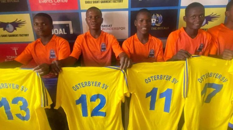 Der Fußballnachwuchs der Inspiration Sports Academy in Abuja freut sich über die Spende des Osterbyer Sportvereins. Neben den gebrauchten Trikotsätzen spendeten die Osterbyer Fußbälle und Leibchen.