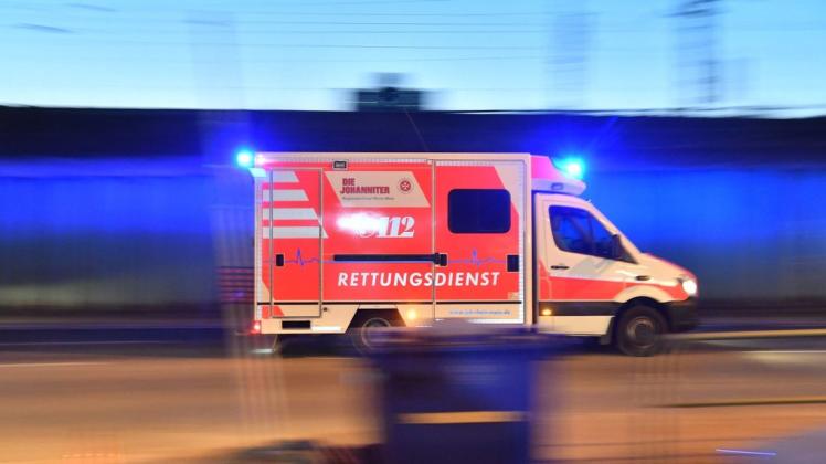Nach einem Unfall auf der B111 wurde ein 46-jähriger Mann aus Greifswald am Sonntag mit lebensbedrohlichen Verletzungen ins Krankenhaus gebracht.