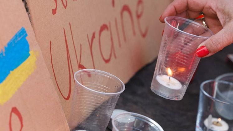 Um ihr Mitgefühl mit den Menschen in der Ukraine zu zeigen, versammelten sich am Sonntagabend rund 250 Teilnehmer an einer Friedensaktion in Laage. (Symbolbild) Um ihr Mitgefühl mit den Menschen in der Ukraine zu zeigen, versammelten sich am Sonntagabend rund 250 Teilnehmer an einer Friedensaktion in Laage. (Symbolbild)