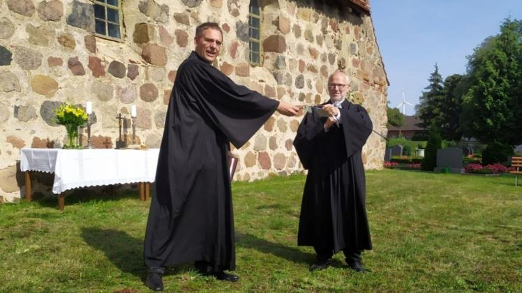 2020 gab es den Wechsel an der Spitze im Pfarrsprengel Westprignitz. Der damalige Pfarrer Peter Raziwill überreichte symbolisch die Schlüssel an Helmut Kautz.