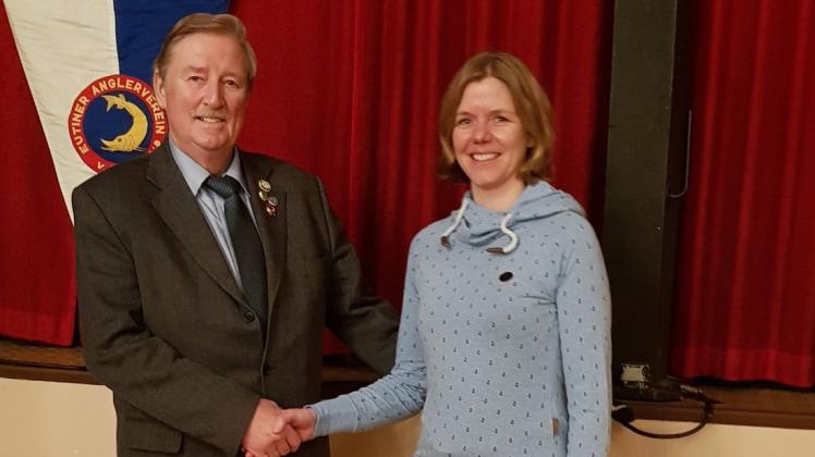 Nach 22 Jahren als Vereinsvorsitzender hat Norbert Riege sein Amt in weibliche Hände abgegeben. Daniela Denissow ist neue Vorsitzende des Eutiner Angler-Vereins von 1935 e.V.