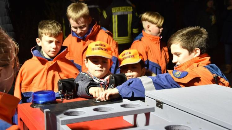 Ein Löschfahrzeug im Mini-Format gehört jetzt zur Kinder- und Jugendfeuerwehr Wickendorf. Die jungen Brandschützer freuen sich über die Überraschung, die dank der Förderung durch die Aktion 10.000 für zehn realisiert werden konnte.