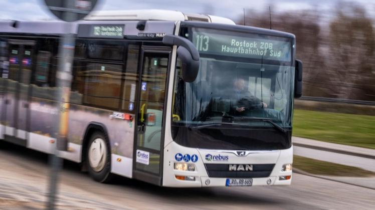Ein Bus der Rebus fährt durch Rostock. (Symbolbild)