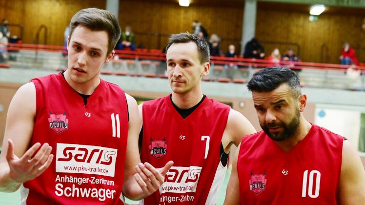 Der Basketball-Oberligist Delmenhorster TV um (von links) Marco Mennebäck, Alexander Belkot und Ali Akkurt hat vier Punkte Vorsprung auf den Abstiegsplatz.