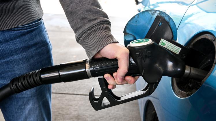 Die Benzin- und Dieselpreise explodieren. Ist das E-Auto eine günstige Alternative?