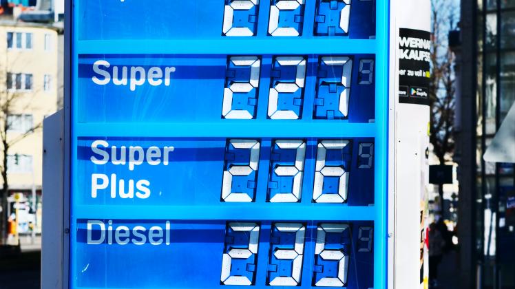 Hohe Preise für Benzin und Diesel heizen die Debatte über Entlastungen für die Verbraucher an. Zugleich kommt auch ein Tempolimit wieder ins Gespräch.