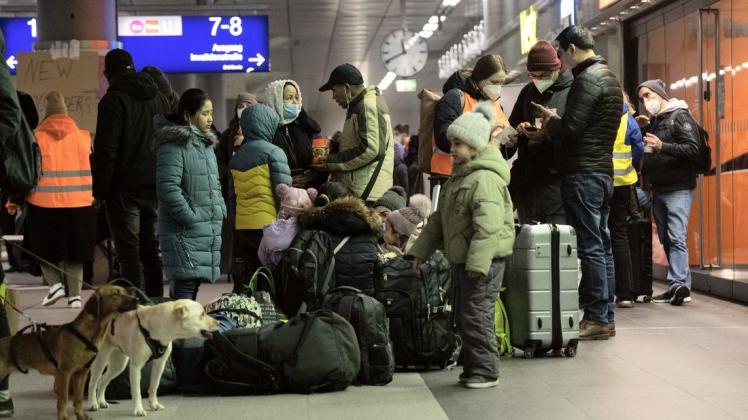 Das Bild zeigt Flüchtlinge, die am späten Dienstagabend in Berlin mit dem Zug aus Polen angekommen sind. Erste Ukrainer sind auch schon in der Erstaufnahme in Neumünster. Wann sie nach Ostholstein kommen, ist unklar.
