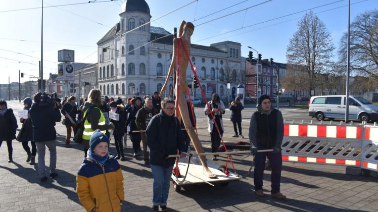 Von der Societät maritim wurde die 400 Kilogramm schwere Skulptur durch Rostock an ihren neuen Standort in der Petrikirche gebracht.