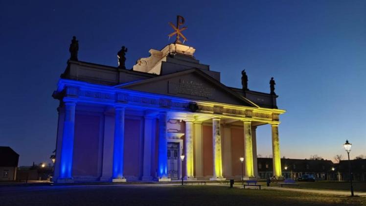 Ebenfalls in den Nationalfarben des von Russland überfallenen Landes Ukraine leuchtete am Sonnabend die Stadtkirche von Ludwigslust.