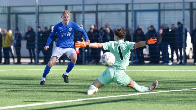 Antek Wrebiakowski gelangen beim 3:0-Erfolg der B-Junioren des FC Hansa ein Tor und eine Vorlage. Hier hämmert er den Ball zum Endstand in die Maschen.