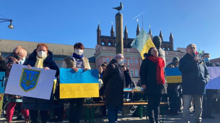Auf dem Rostocker Neuen Markt demonstrierten am Sonntag laut Polizei Hunderte gegen den Krieg in der Ukraine.