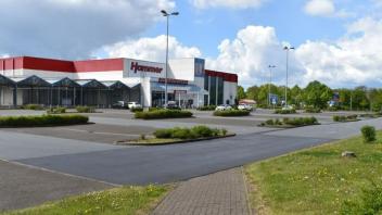 Auf der Fläche am Ellerried, auf der derzeit der Hammer-Fachmarkt steht, will die Firma Höffner ein großes Möbelhaus bauen. 