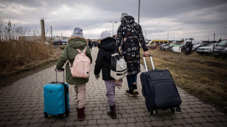 Zahlreiche Ukrainer verlassen nach Militäraktionen Russlands auf ukrainischem Staatsgebiet das Land. Viele von ihnen kommen über Polen nach Deutschland (Symbolbild).