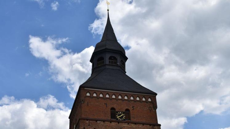 Der Kirchturm der Sternberger Stadtkirche: Täglich ab 18 Uhr erklingen ab sofort die Glocken als Zeichen des Friedens und der Versöhnung.
