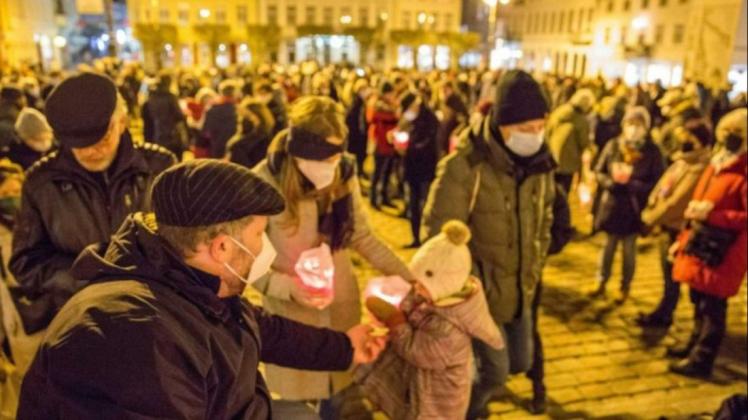 Am 4. Februar versammelten sich etwa 300 Schweriner auf dem Markt und entzündeten Kerzen, um an die Opfer der Corona-Pandemie zu erinnern.
