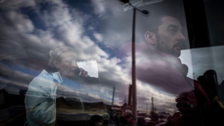 Geflüchtete aus der Ukraine sitzen nach ihrem Grenzübertritt nach Polen in einem Bus, der sie zu einer Übergangsunterkunft bringt.