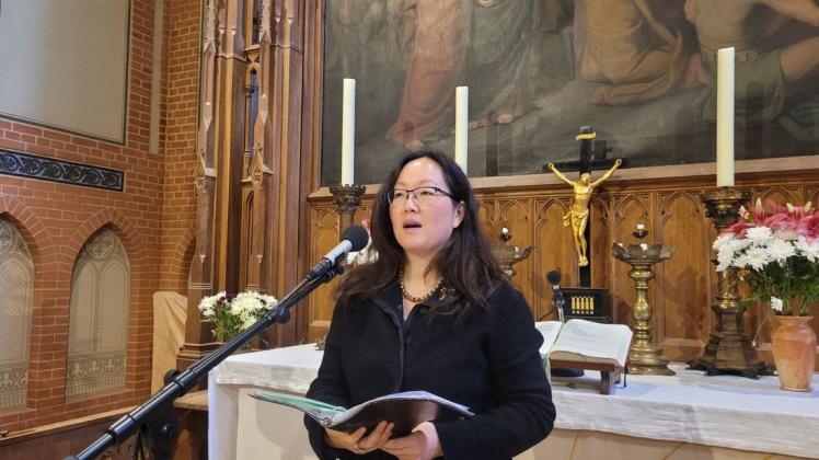 Pastorin Hannah Poppe lädt am Sonntag zum Friedensgebet in die Kirche in Plau.
