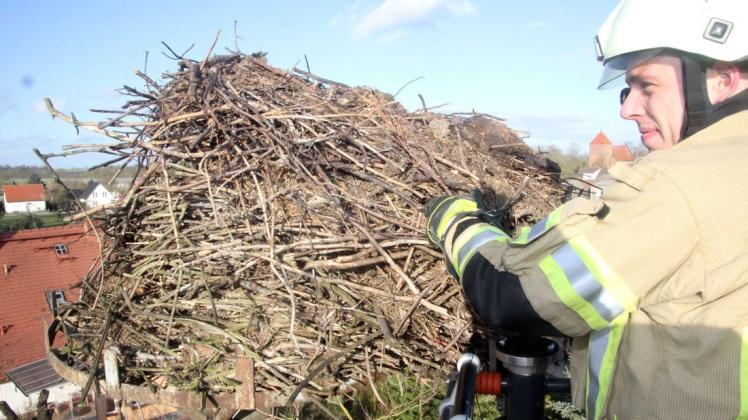 Ein Storchennest wird saniert. Florian Waitschies von der Parchimer Feuerwehr bei der Entfernung alten Nistmaterials. Ein Storchennest wird saniert. Florian Waitschies von der Parchimer Feuerwehr bei der Entfernung alten Nistmaterials.