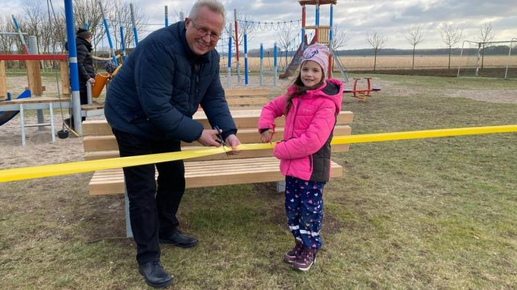 Nun ist es offiziell: die sechsjährige Linda weiht gemeinsam mit Bürgermeister Horst-Dieter Keding den neuen Spielplatz in Sukow ein.