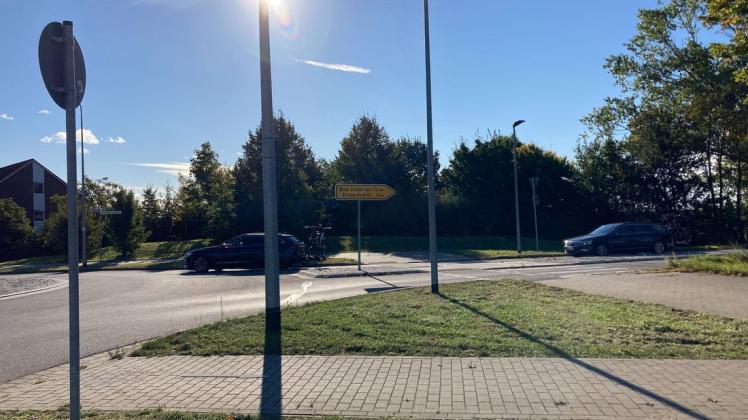 Auf der freien Fläche in Diedrichshagen hinter dem Schild Richtung Elmenhorst sei noch Platz für einen neuen Supermarkt, ist der Ortsbeirat überzeugt. Die Stadt hält dagegen.
