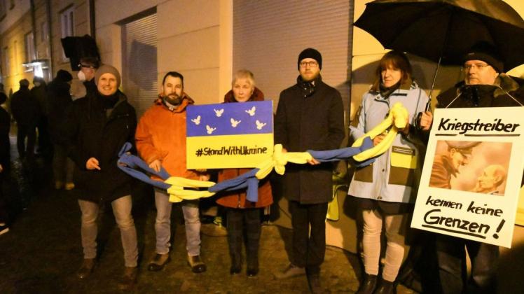 Am Freitagabend hatte das Demokratieforum in Wittenberge eine Gegendemonstration unter dem Motto "Kerzen statt Fackeln" organisiert, um den Demonstranten der rechtsextremen Partei "Der III. Weg" entgegenzutreten. Gleichzeitig sollte eine Zeichen für die Ukraine gesetzt werden.