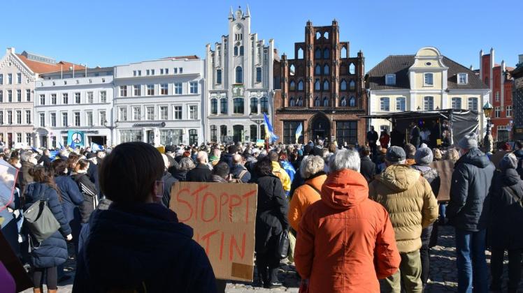 Rund 450 Menschen haben in Wismar an einer Demonstration für den Frieden in der Ukraine und in Europa teilgenommen.