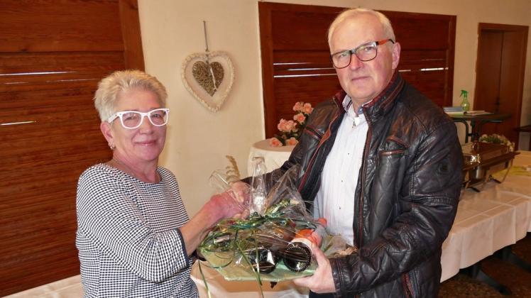Bürgermeister Burkhard Thees gratuliert mit einem kleinen Präsent Diana Schult zum 25. Jubiläum ihrer Selbstständigkeit. Sie hat die Sportschänke einst vom Vater übernommen.