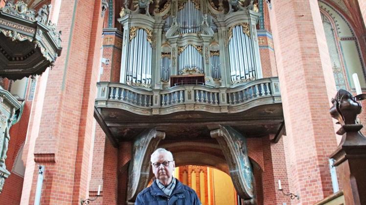 Gewaltig ragt sie hinter ihm auf, das Lieblingsstück von Kantor und Kirchenmusikdirektor i.R. Wolfgang Leppin. Seit 52 Jahren spielt er diese Paul-Schmidt-Orgel in der Pfarrkirche zu Güstrow.