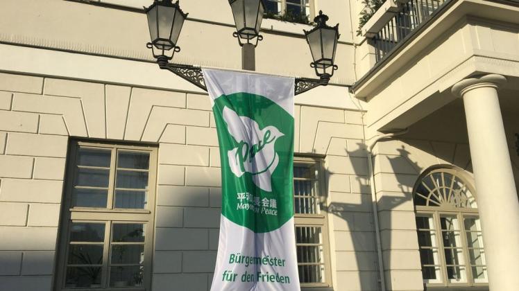 Seit Donnerstag hängt vor dem Rathaus in Wismar die Flagge eines weltweiten Bündnisses, das sich für Frieden und den Abbau von Atomwaffen einsetzt.
