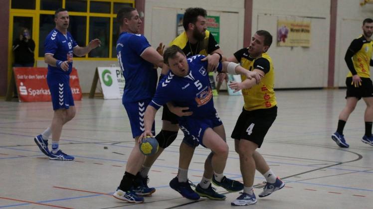 Den Gegner in den Griff bekommen – das wollen Tobias Stolzki (r.) und Nils Ludewig mit dem PHC Wittenberge am Samstag im Heimspiel gegen Lychen schaffen. Torsten Gottschalk