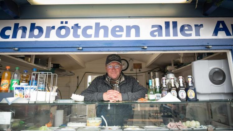 Ein Plausch am Fischbrötchenstand von Thilo Siegert direkt an der Seebrücke in Lubmin. Als Tagesangebot gibt es Soljanka und ein schwer bekömmliches Thema.