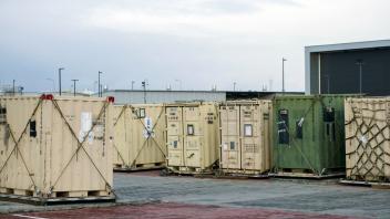 Container mit der Ausrüstung der US-Armee stehen auf dem Militärstützpunkt. US-Soldaten sind in Polen eingetroffen, nachdem das Pentagon angekündigt hatte, dass zusätzliche Kräfte benötigt werden.
