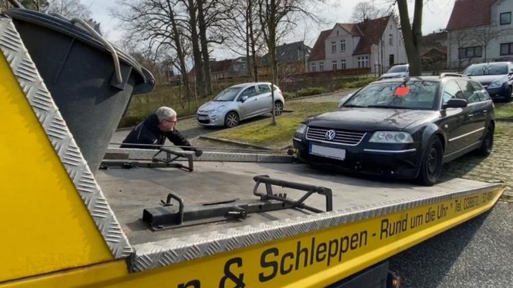 Abschlepp-Profi Axel Harms brachte den Wagen an einen sicheren Ort.