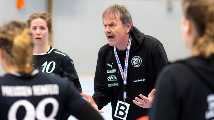 Gefrustet: Trainer Detfred Dörling ging mit den Oberliga-Handballerinnen des SV Preußen Reinfeld nach der Derbyniederlage in Ahrensburg hart ins Gericht.