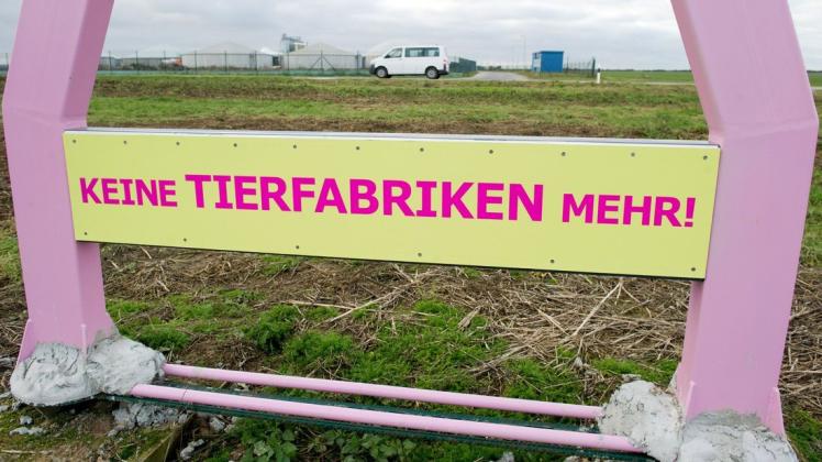 Der Schriftzug «Keine Tierfabriken mehr!» ist am 6. Dezember 2016 auf einem Protest-Mahnmal der Tierschützern und Umweltverbänden vor der Schweinezuchtanlage Alt Tellin (Mecklenburg-Vorpommern) im Landkreis Vorpommern-Greifswald zu lesen.