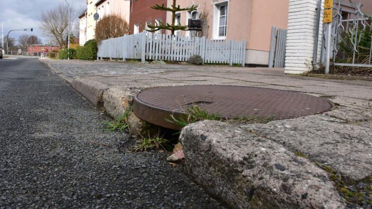 Das Loch an einem der Gullis in der Theodor-Körner-Straße in Gadebusch könnte zur Gefahr für Kinder, Hunde oder Katzen werden.