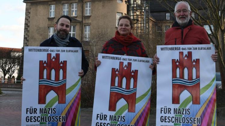 Klare Botschaft an die rechten Demonstranten: Christian Elger, Tina Vogel und Stephan Flade.