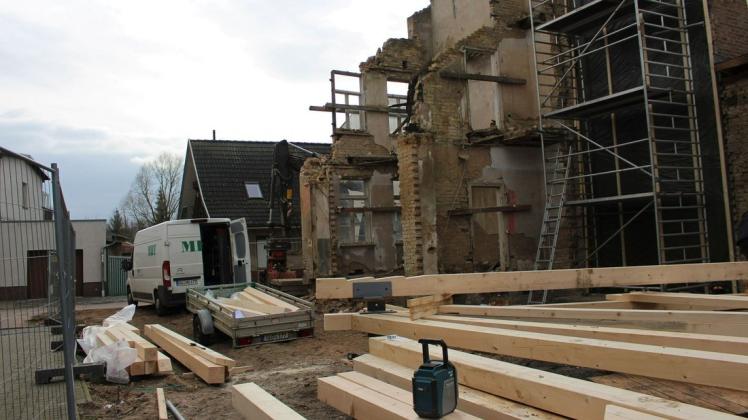 Derzeit wird an einer Stützkonstruktion für das nebenstehende Haus gearbeitet. Derzeit wird an einer Stützkonstruktion für das nebenstehende Haus gearbeitet.