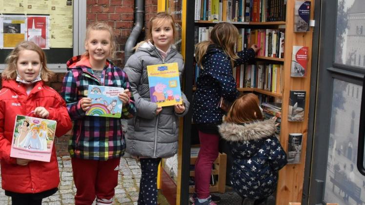Sternberger Hotkinder beim Besuch der Büchertauschzentrale auf dem Innenhof der Touristinfo. (Symbolfoto)