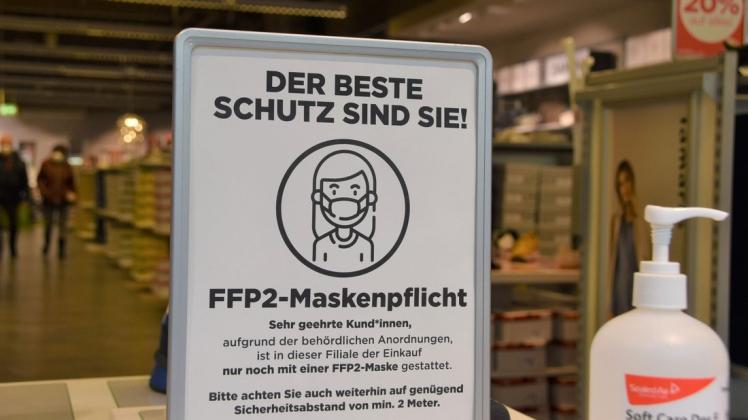 FFP2-Maskenpflicht gilt für Kunden, nicht für Mitarbeiter im Einzelhandel. Diese ungleiche Regelung sorgt für Verwirrung in Schwerin.
