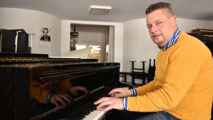 Es braucht Musik, auch in Zeiten der Krise, sagt Klavierbauer und Unternehmer Matthias Kunze. Am Montag eröffnet er sein neues Geschäft in Schwerin