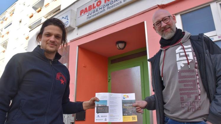 Die beiden Sozialarbeiter Karl Felsch und Christian Uhling gehören zu den Initiatoren des Rostocker Wohnführerscheins. Die beiden Sozialarbeiter Karl Felsch und Christian Uhling gehören zu den Initiatoren des Rostocker Wohnführerscheins.