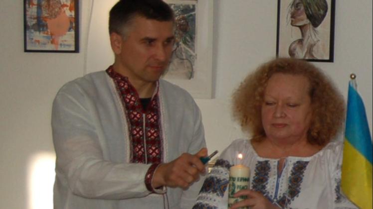 Dimitri Avramenko und Luidmyla Sientsova (Vorsitzende des Ukrainisch-Deutschen Kulturzentrums SIČ) zündeten ein Friedenslicht an.